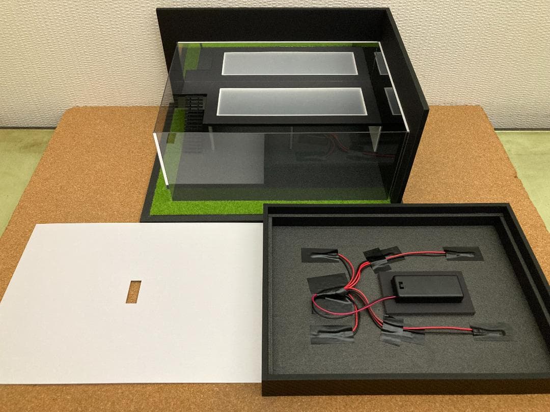 ミニカー用ジオラマ：1/64 ショールームⅢ（鏡面ブラック）／吹き抜けタイプ