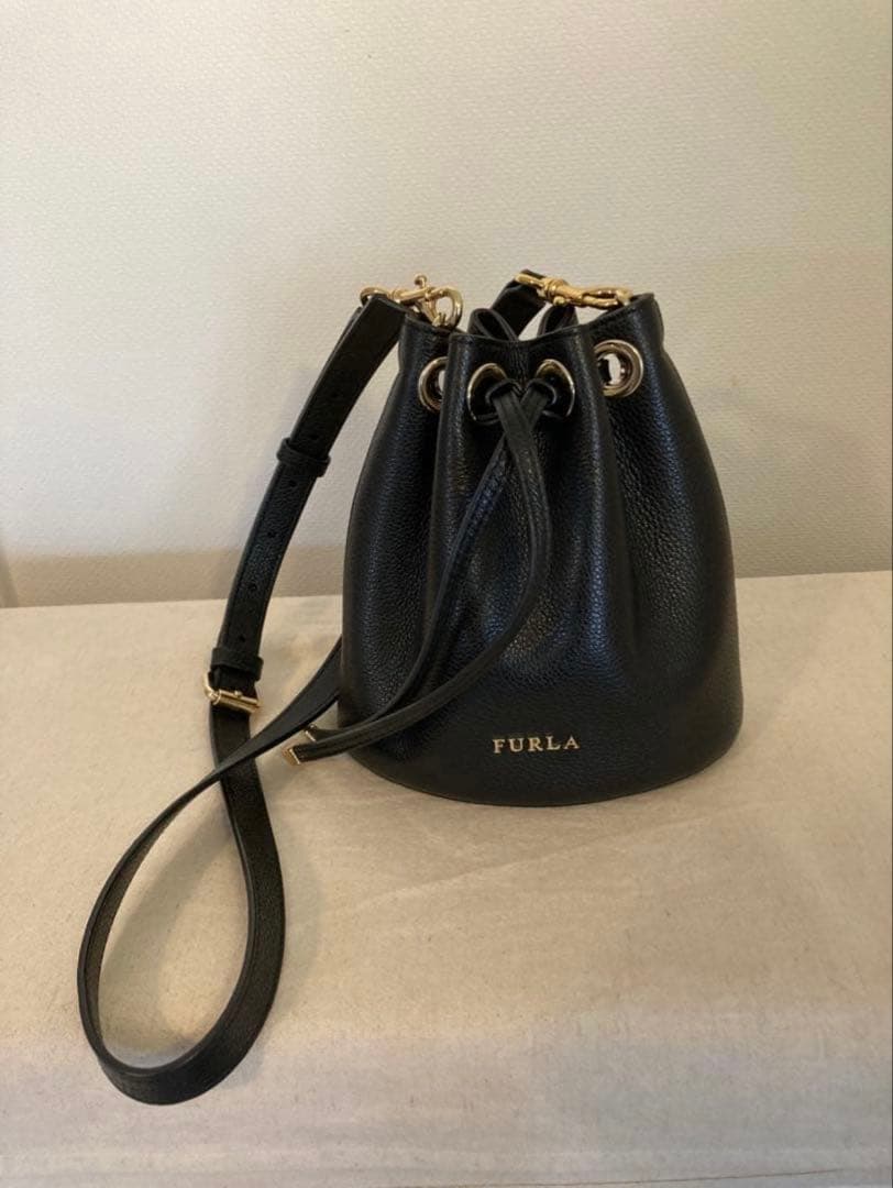 【美品】FURLA ブラック バケットバッグ