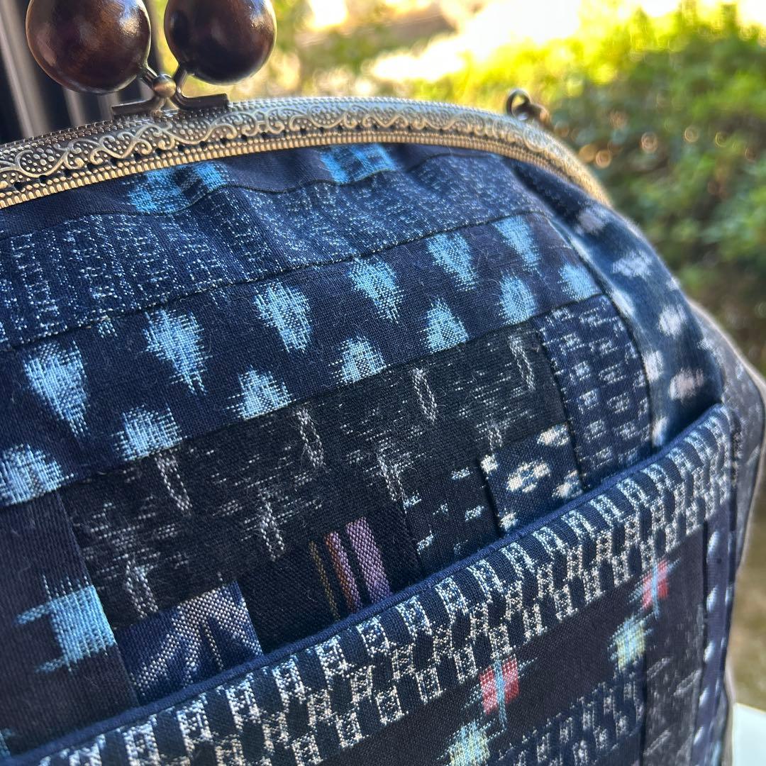 絣のパッチワーク大きながま口丸ショルダー (*´꒳`*)ショルダー紐とチャーム付