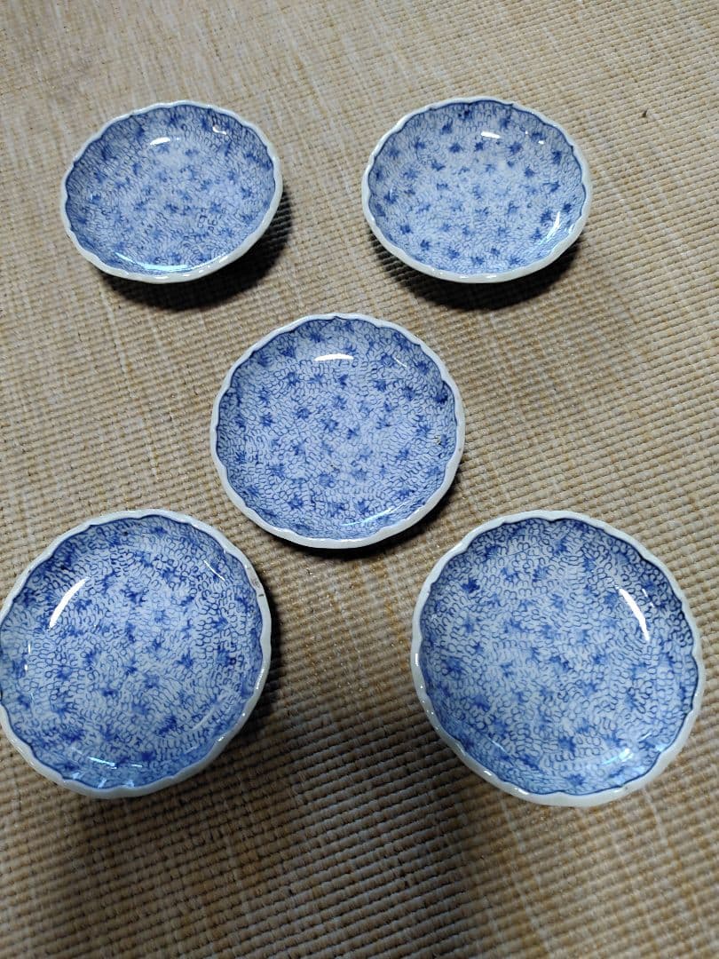 レトロな小皿　５枚。多分江戸後期みじん唐草　裏文字あり。