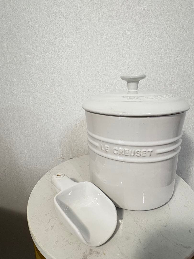 新品　白　ル・クルーゼ　ペット　ペットフード　コンテナー　ドライフード　スクープ