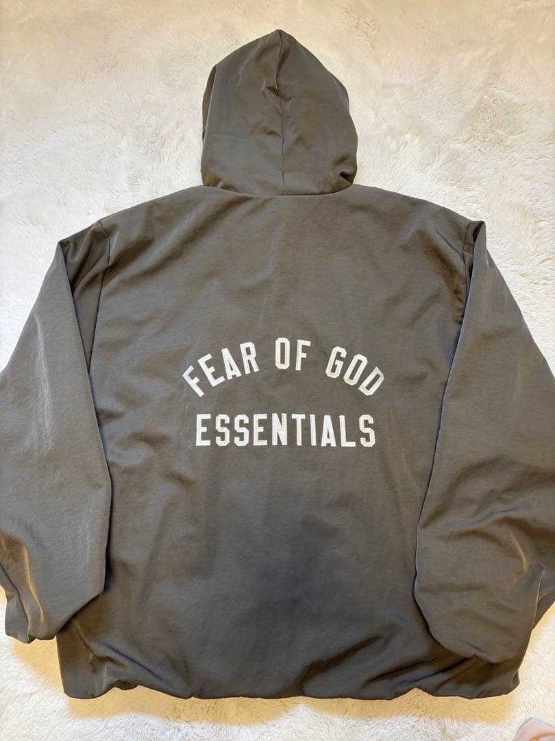 Fear of God Essentials ナイロンフード付きコーチジャケット