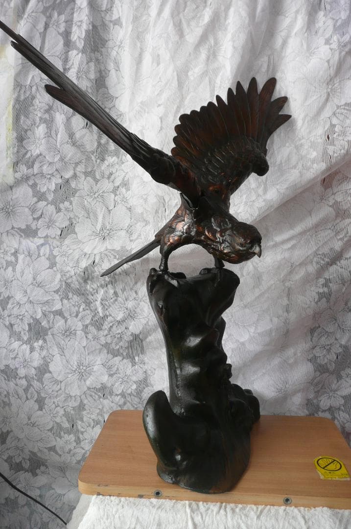 金属製、鷹鳥の置物