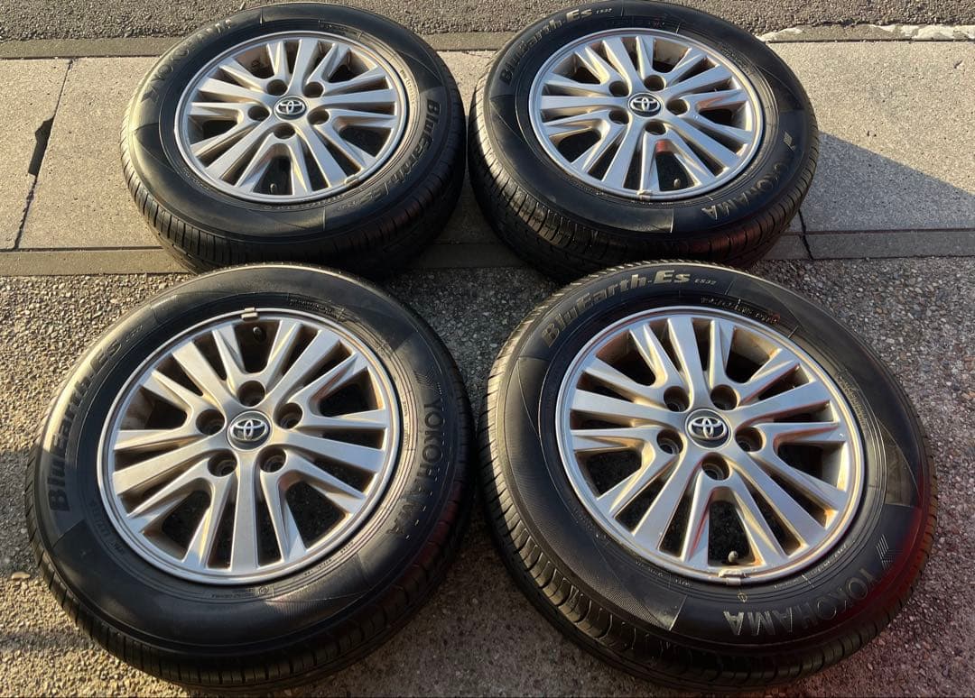 エスクァイア純正15インチタイヤホイール4本セットほとんど履いてません！値下げ！