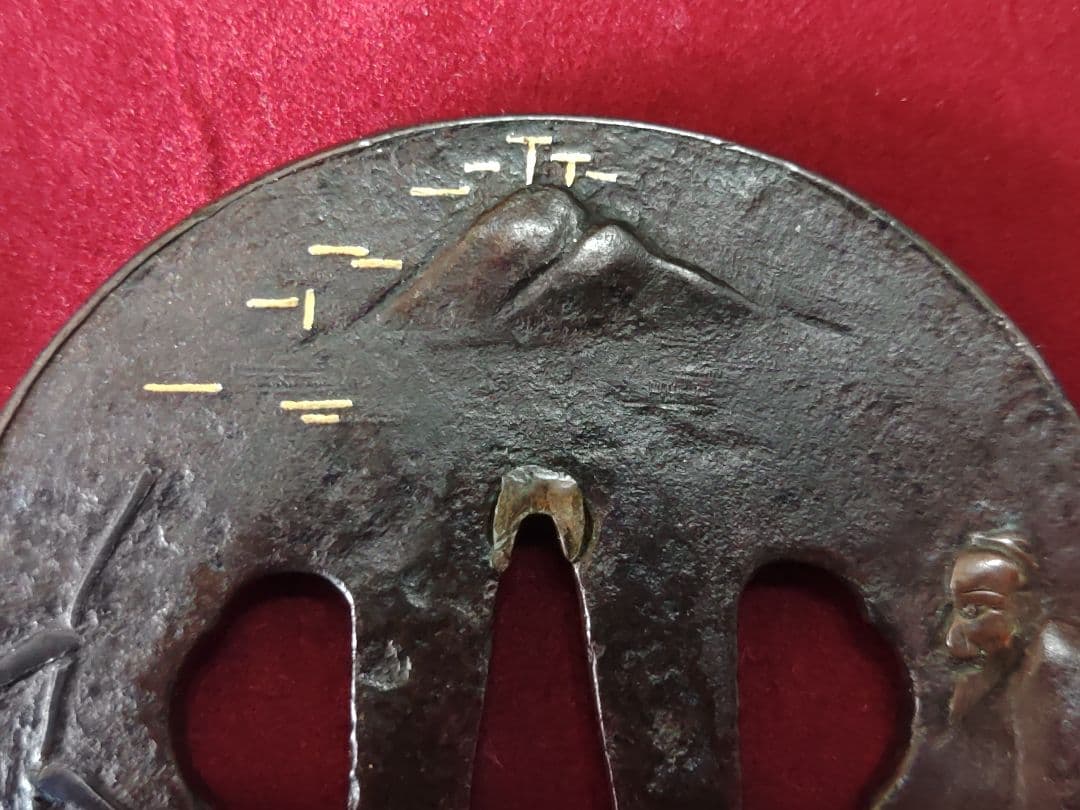 翁・笹・山水の図　鉄鍔　鐔　大鍔　覆輪　かわいい鍔　高肉彫？　鋤出高彫？　覆輪