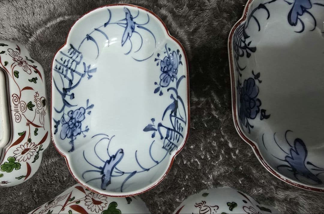 古伊万里の伊万里焼の染め付けがあり美しいお皿です