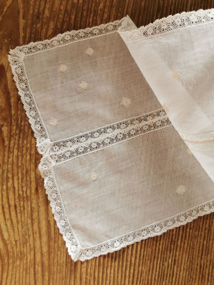 アンティーク ノルマンディーレースランナー ♢雪景色刺繍 ヴァレンシエンヌ装飾