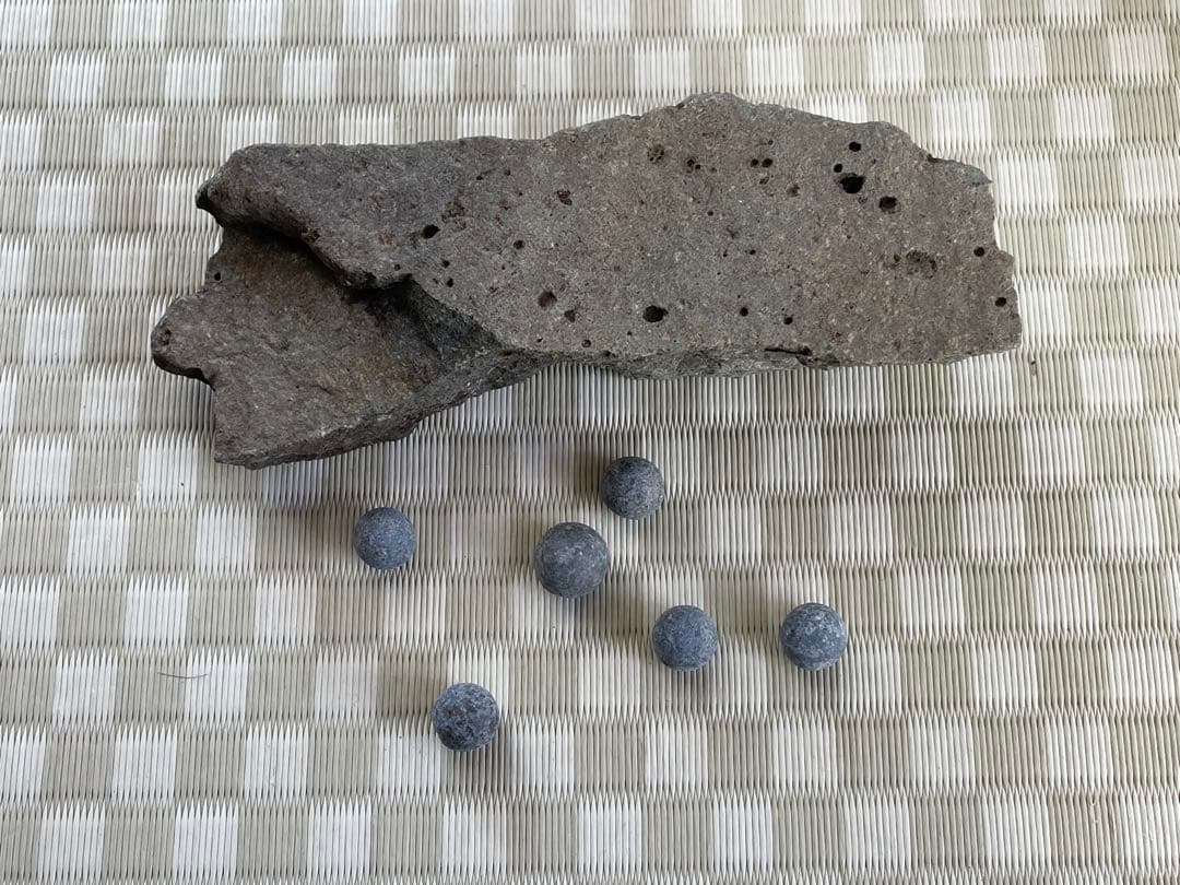 朝倉氏館跡から出た笏石、火縄銃の玉　戦国　落城