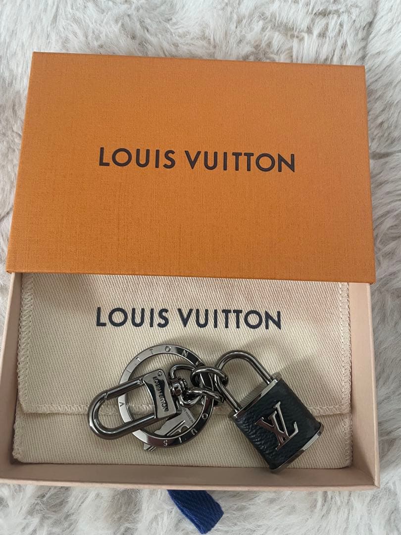 Louis Vuitton ロゴ入りキーホルダー
