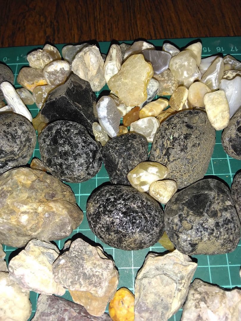 KARAKURI購入予定品　北海道産鉱物標本　鉱物　瑪瑙　稲倉石　原石