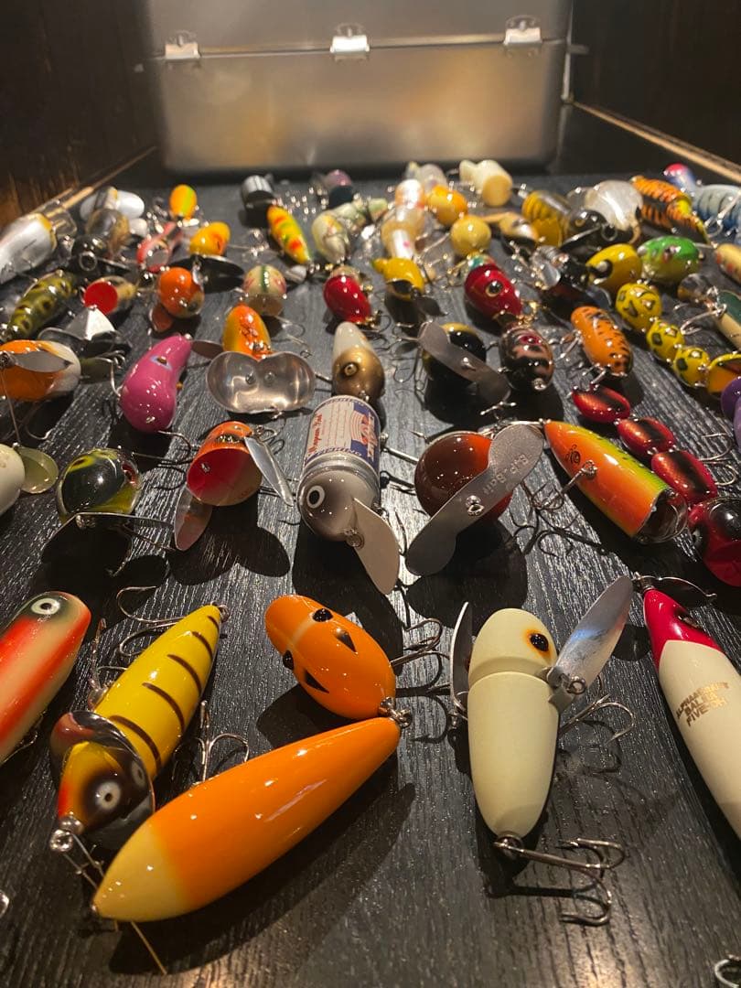 トップウォータールアーとタックルボックス