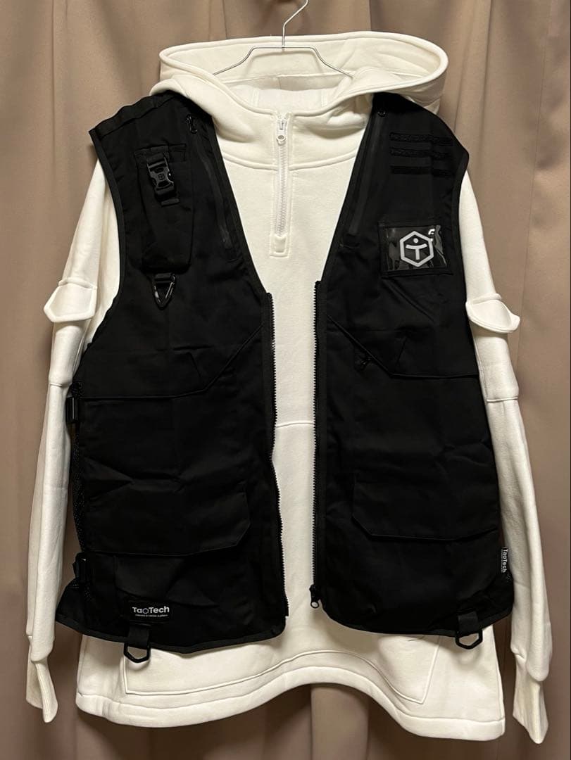 TAOTECH(タオテック)ブラックベストとホワイトフーディセット　スノボウェア
