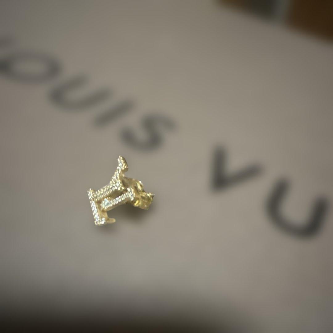 Louis Vuitton ロゴ型ピアス(片耳用)