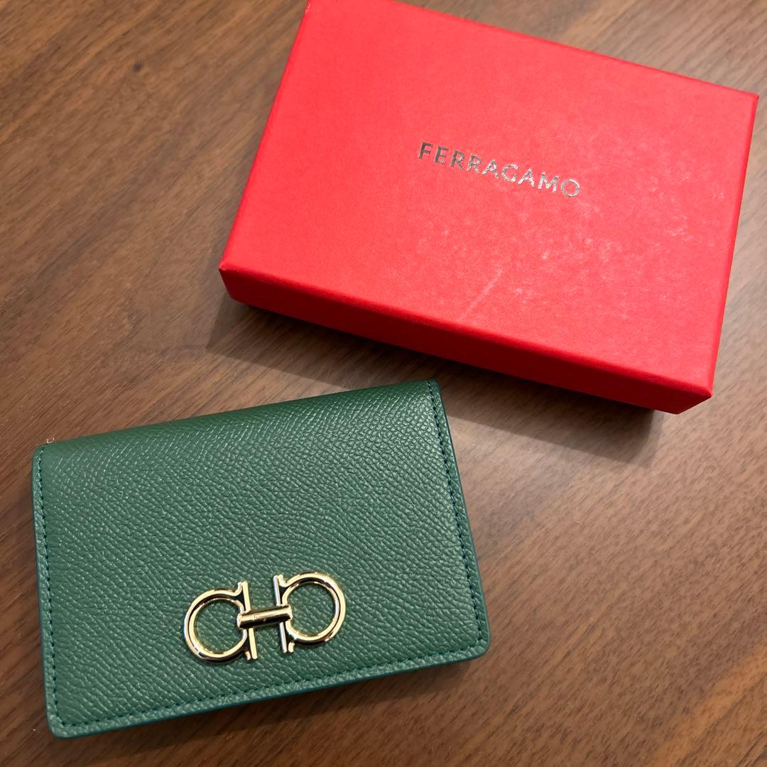 すぃえる　Ferragamo グリーン　名刺入れ
