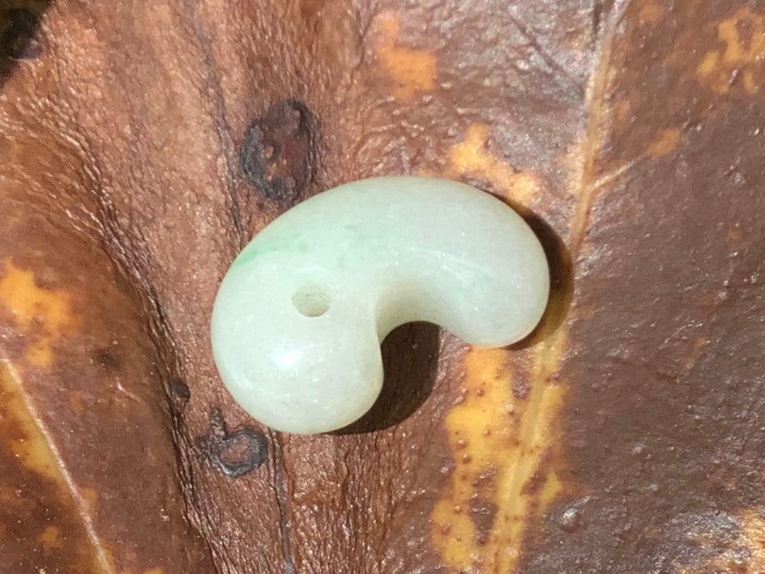 ✳業者様も大歓迎‼️ 糸魚川翡翠ロウカン勾玉　極上物‼️ 鑑別書付の本物を‼️