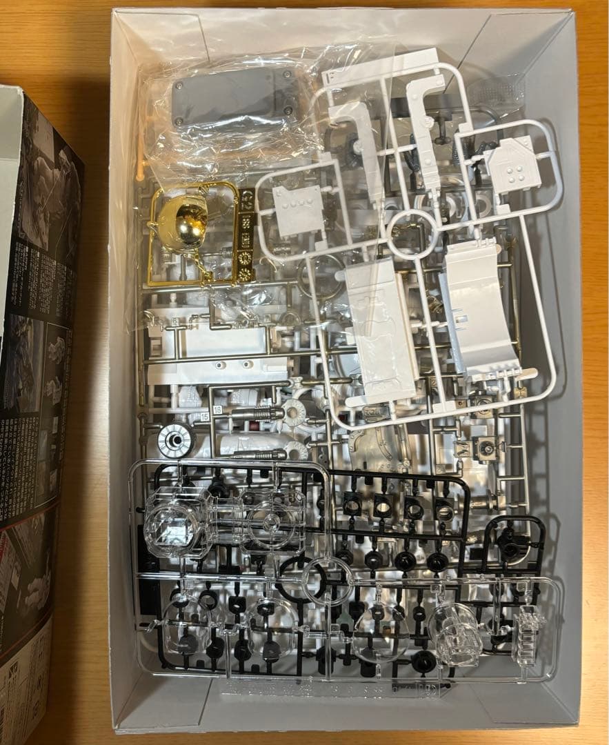 バンダイ ISS船外活動用宇宙服 プラモデル　1/10