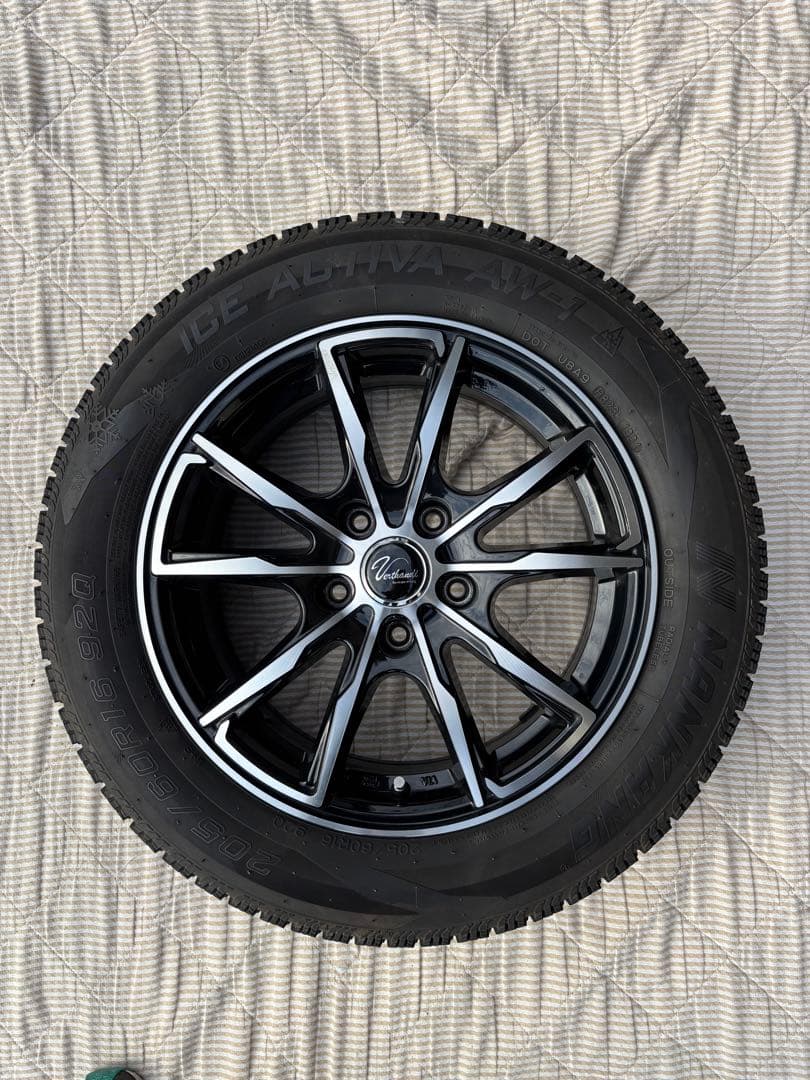 ホィール付スタッドレスタイヤ　205／60／R16 1番