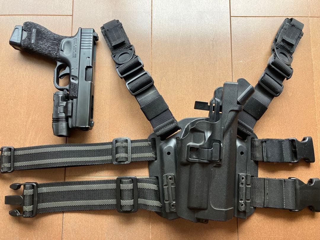 マルイGlock 17+ BLACK HAWKレッグホルスター+ウエポンライト