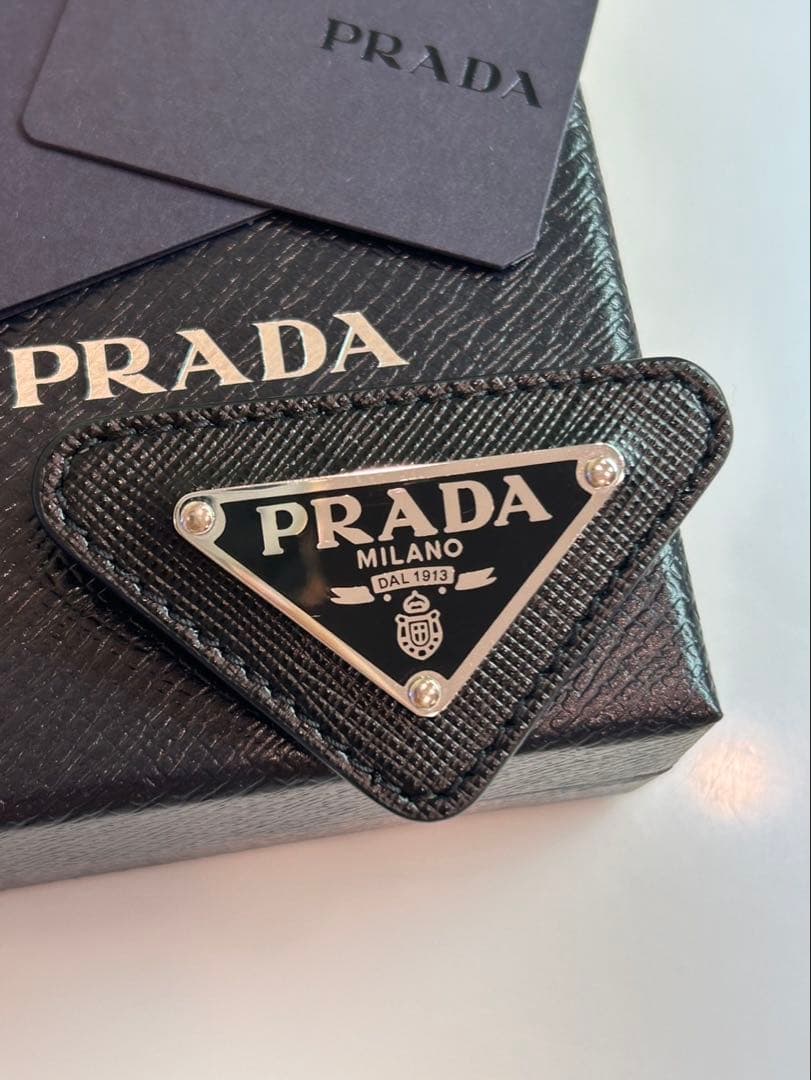 PRADA　サフィアーノ　トライアングルブローチ