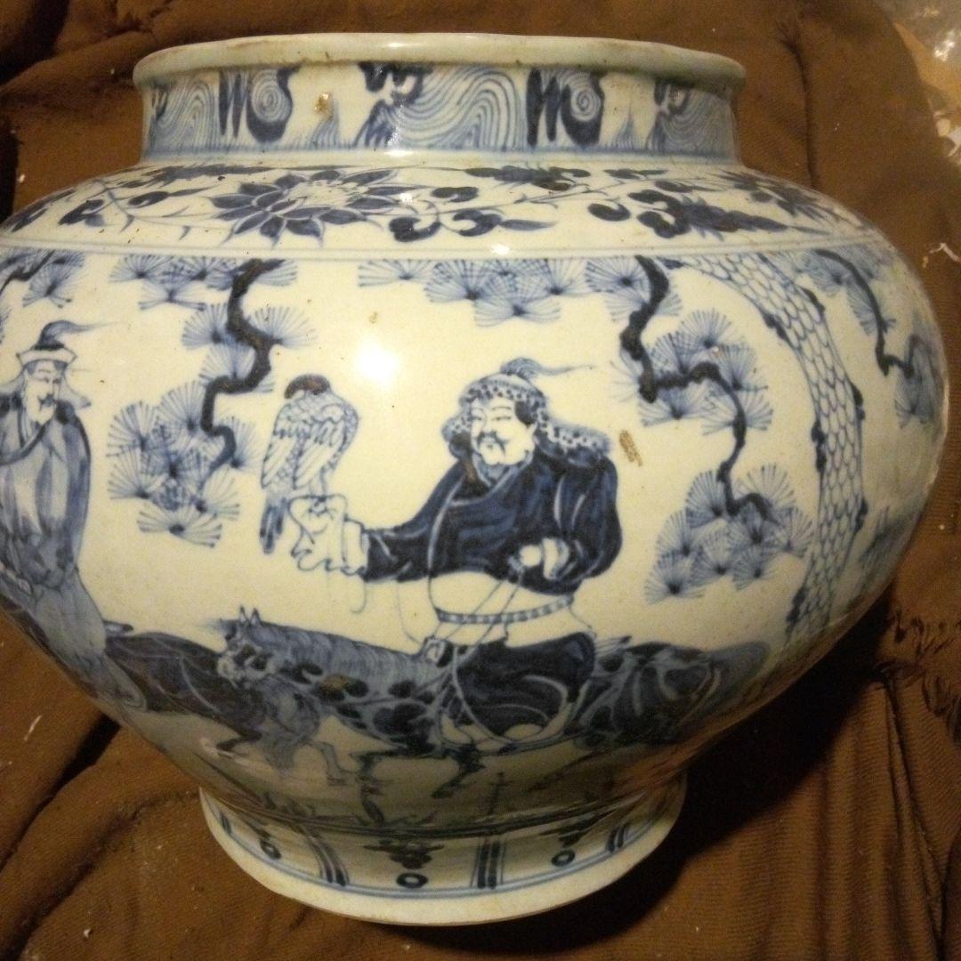 中国陶磁器　元染付　青白磁の陶器 壺 狩猟デザイン