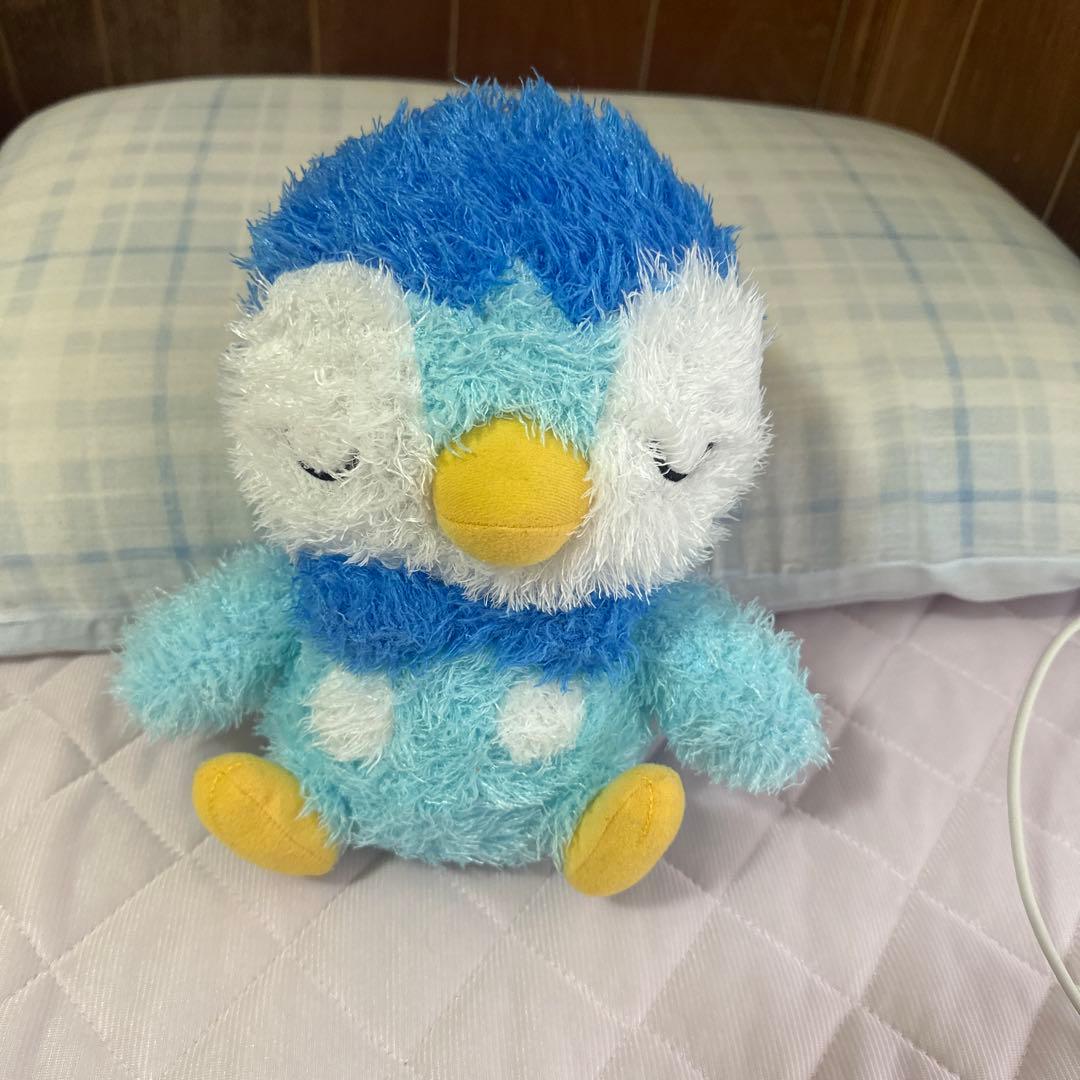 ふわふわな青と白のぬいぐるみ