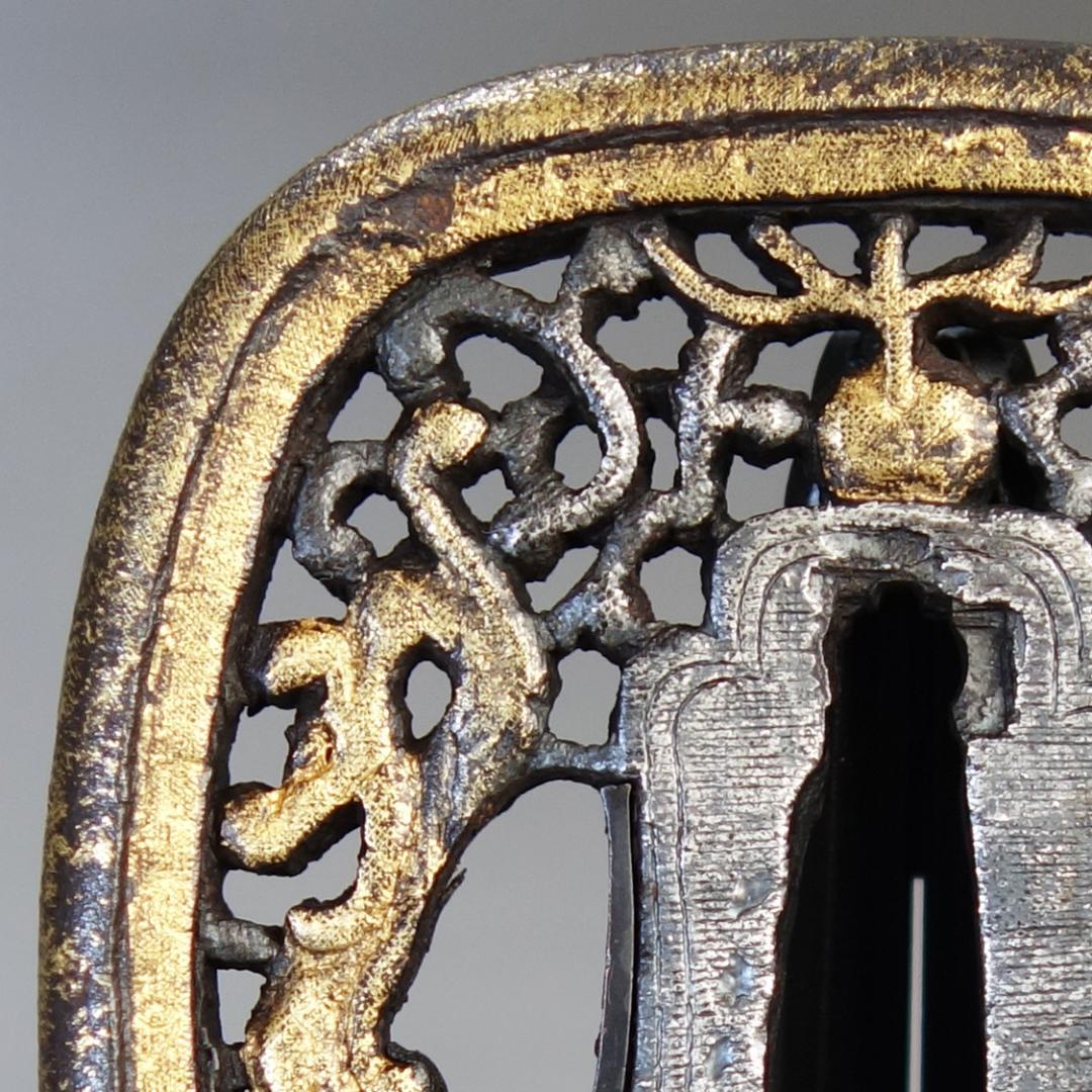 【珠追双龍唐草透 南蛮鍔 鉄地 金銀布目象嵌】 鍔 鐔 刀装具 武具 骨董