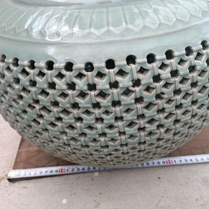 高麗青磁大きな花瓶　透かし彫りの緑色陶器花瓶