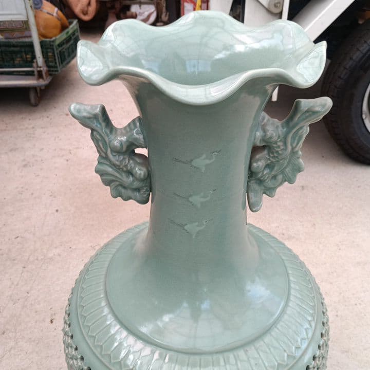 高麗青磁大きな花瓶　透かし彫りの緑色陶器花瓶