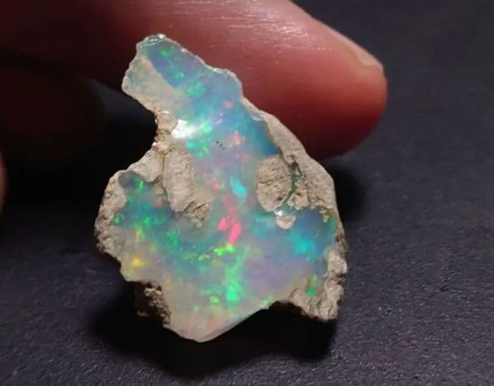 エチオピアウェロ産オパール　原石　鉱物標本　ジュエリーグレード　虹