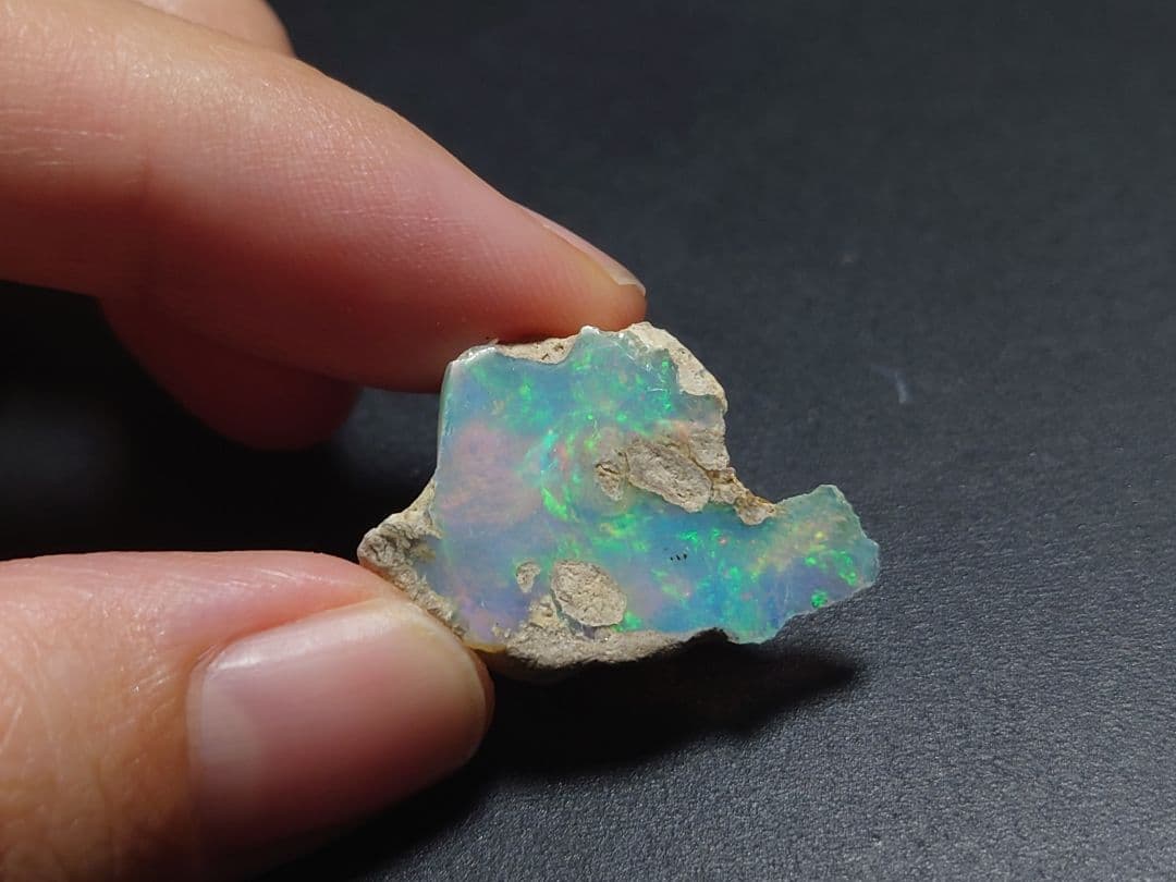 エチオピアウェロ産オパール　原石　鉱物標本　ジュエリーグレード　虹