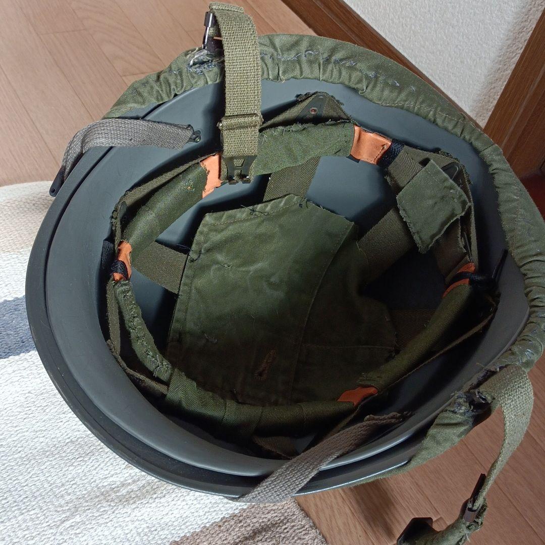 旧米軍用鉄帽と中帽（ブラスチック製）