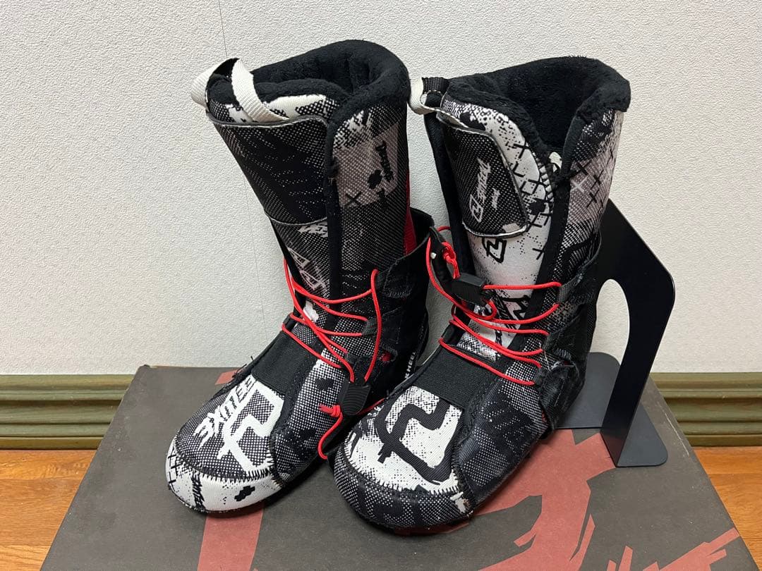 ディーラックス インデペンデント 24.5 ブラック スノーボードブーツ 紐 黒