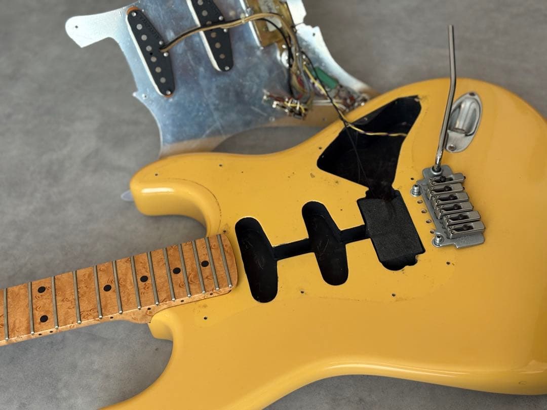 K.Nyuiエレキギター イエロー