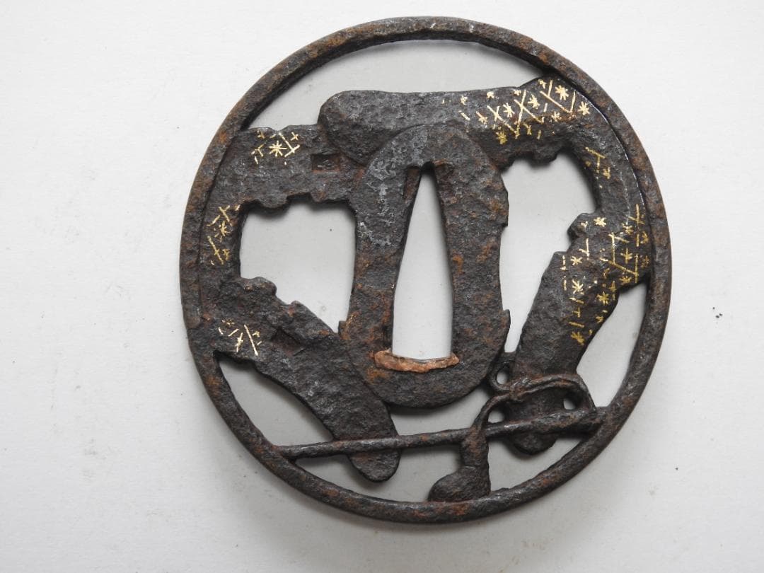 鉄鍔　鞍と鞭透かし　江戸時代　32