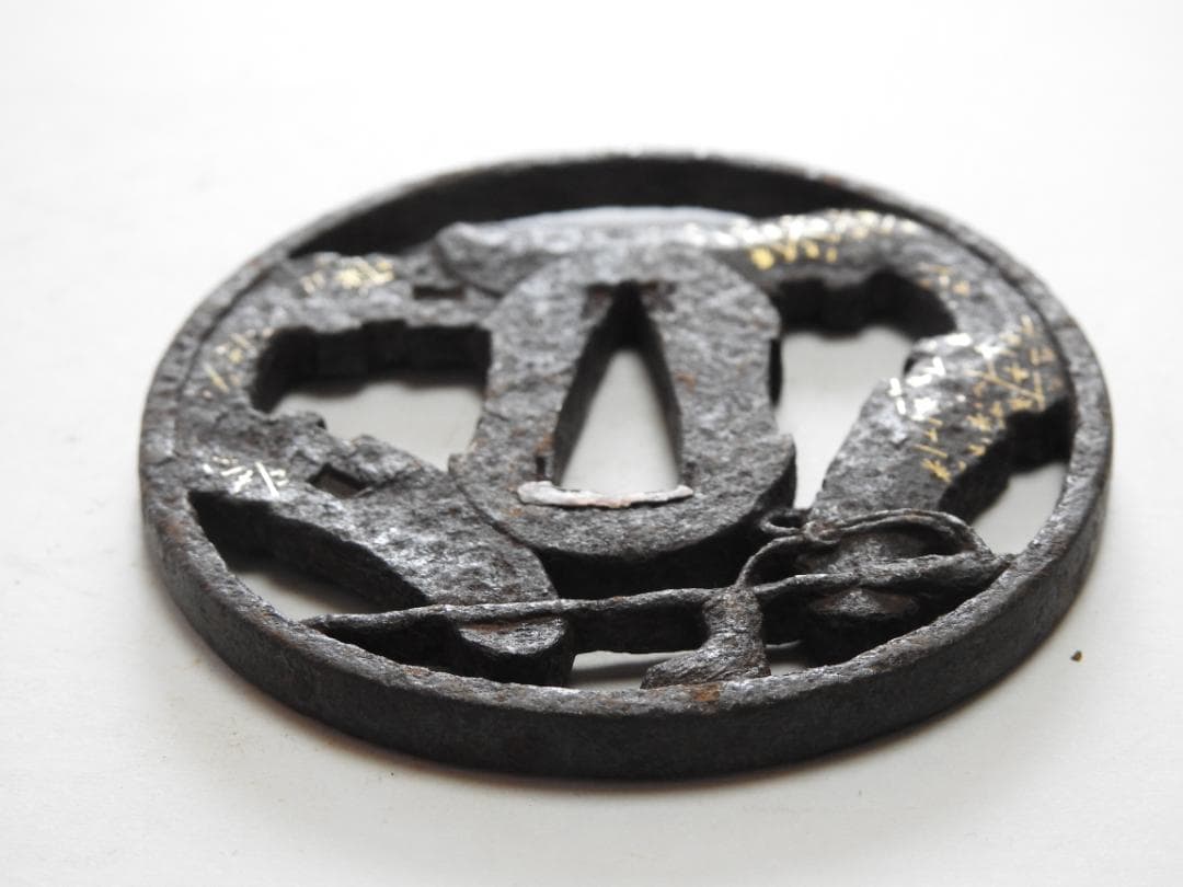 鉄鍔　鞍と鞭透かし　江戸時代　32