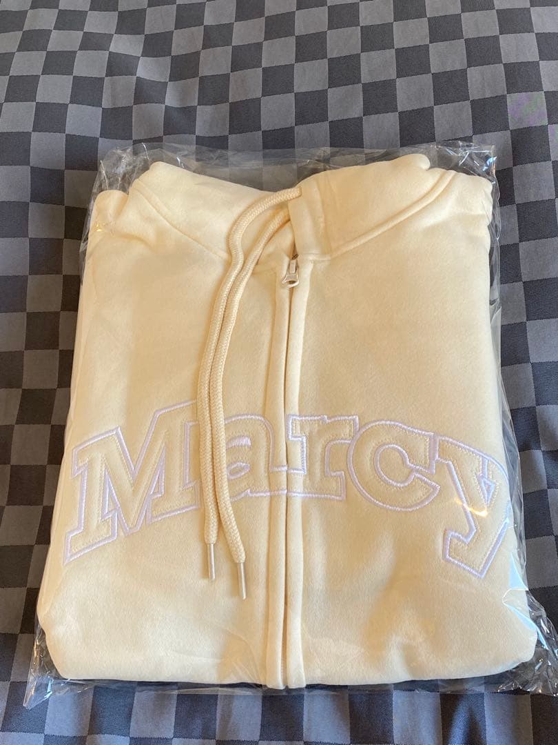 マルシィ 刺繍アップリケ フルジップパーカー アクリルキーホルダー付き