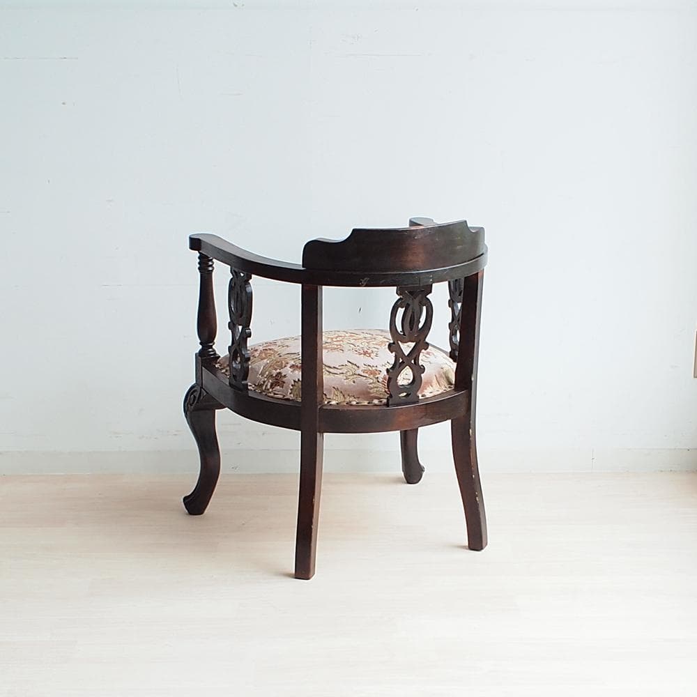 アンティーク アームチェア A 猫脚 鋲 透かし彫り 彫刻 マホガニー材