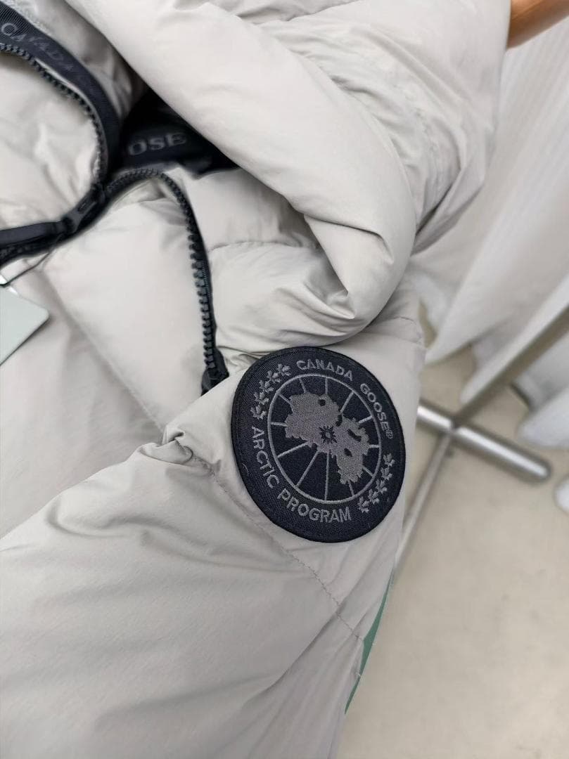 フード付きグレー ダウンジャケット