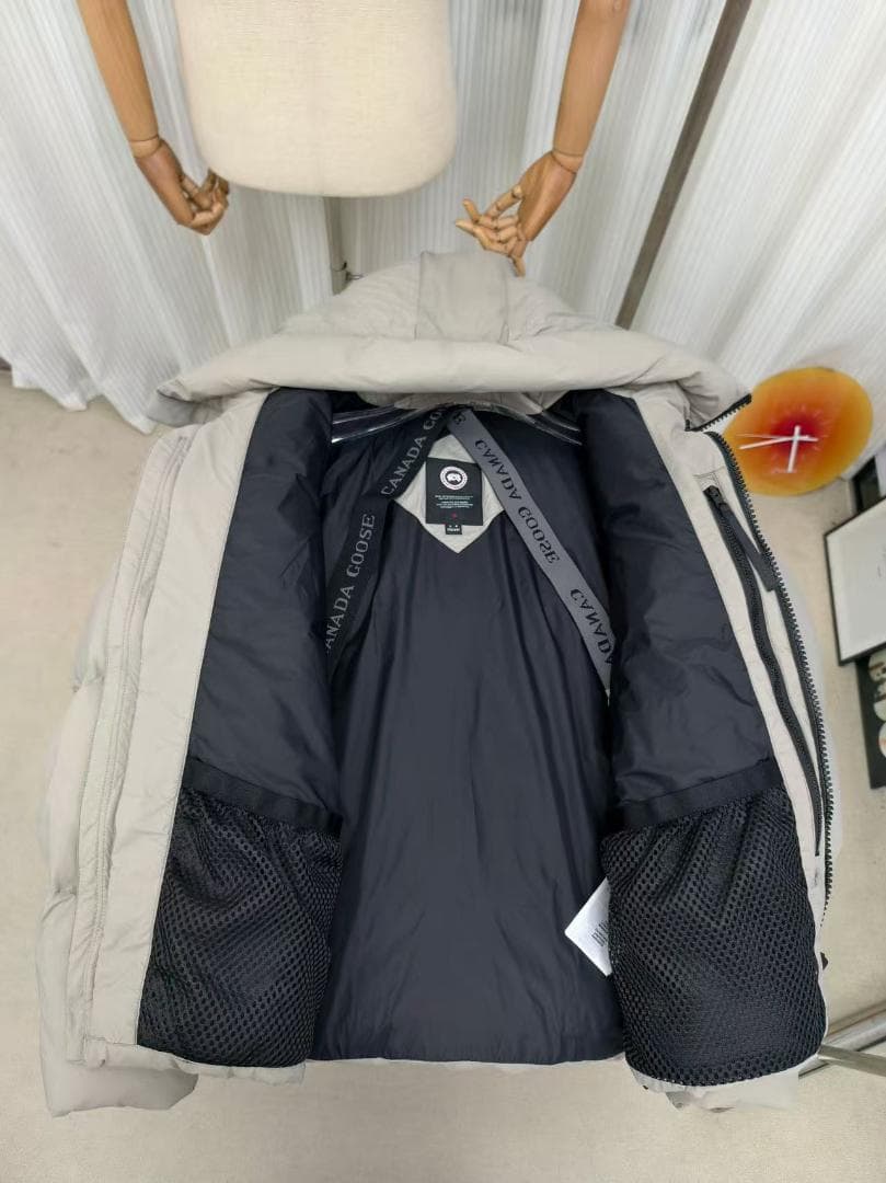 フード付きグレー ダウンジャケット