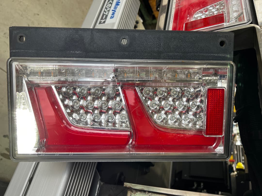 いすゞ ギガ 左テールランプ 中古 2連 KOITO レンズひび有