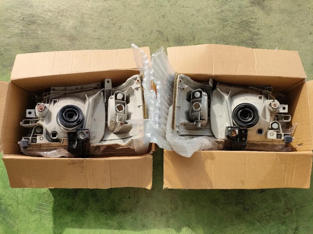 ★トヨタ純正品！200系 ハイエース 1型 2型 トヨタ純正 ヘッドライト