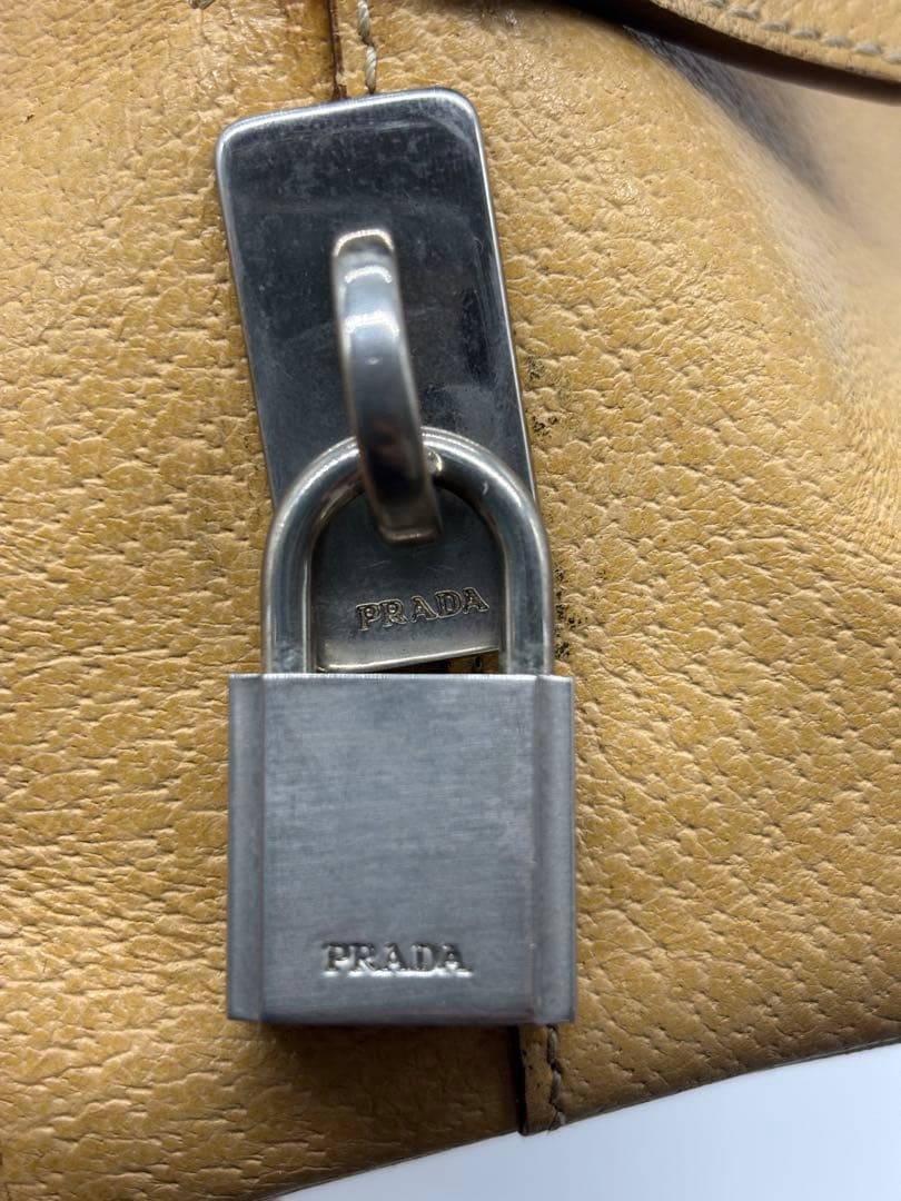 【ショッパー付】プラダ ハンドバッグ レザー 南京錠 ラウンドファスナー