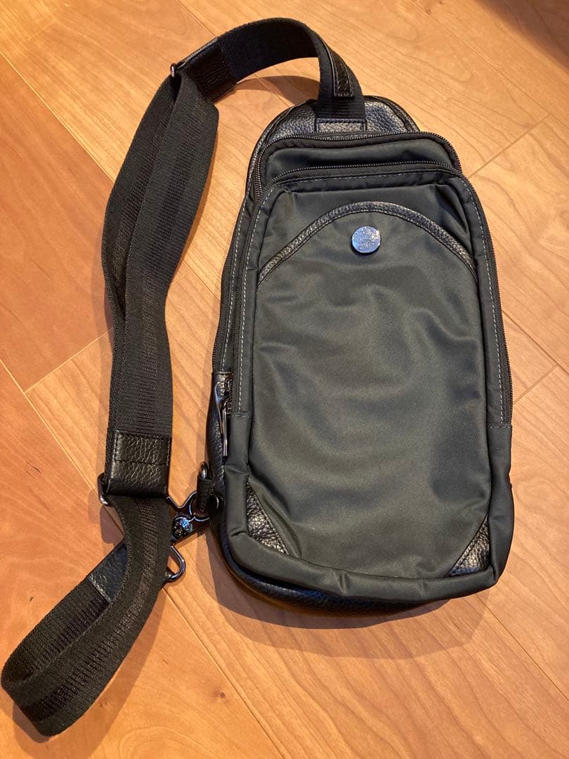 【新品未使用】オロビアンコ ブラック ボディバッグ ショルダーバッグ