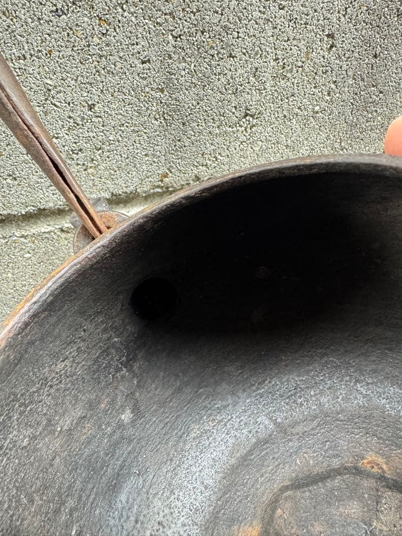 鉄製浮彫り動物模様の鉄瓶 銀象嵌　金粒