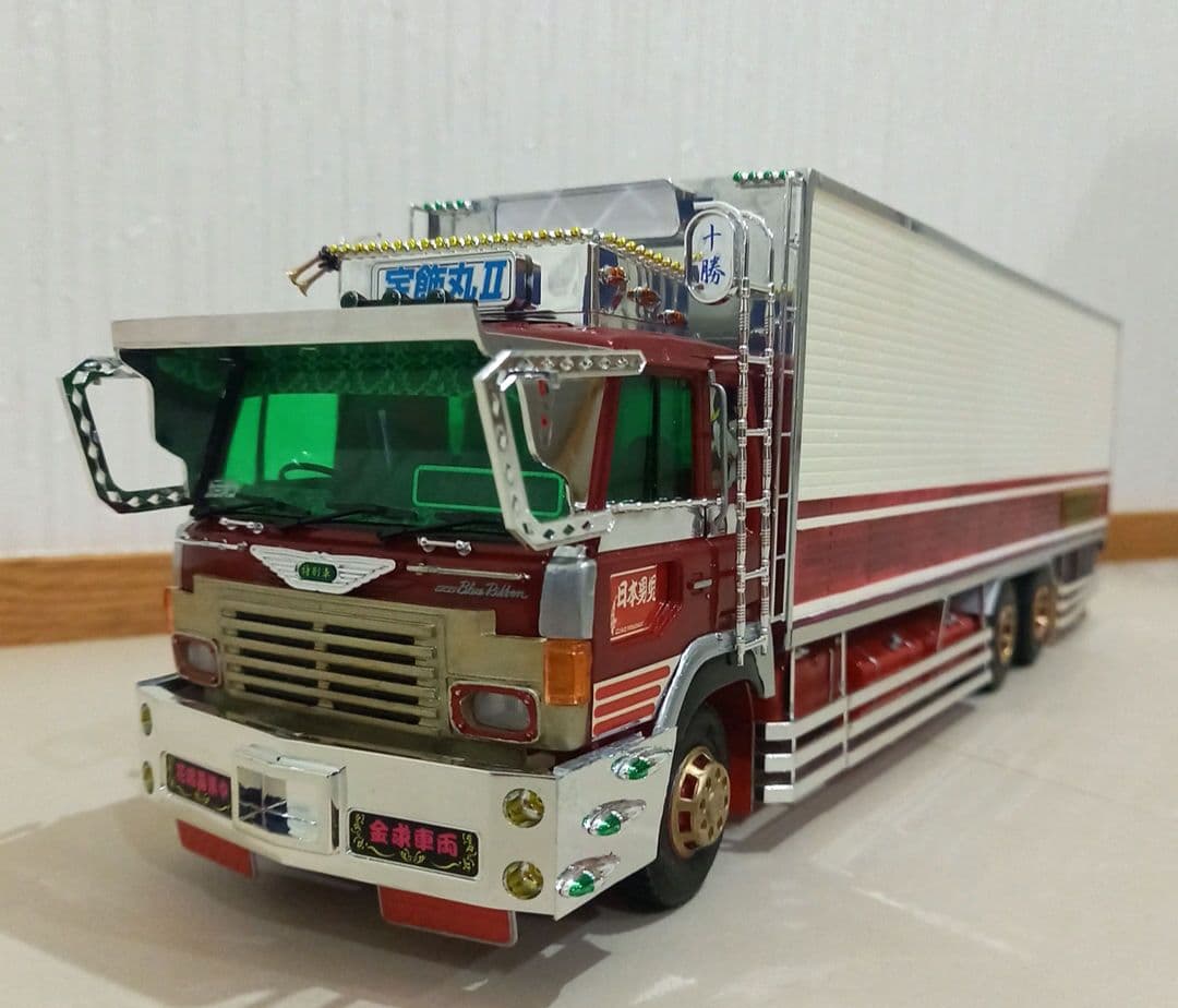 アオシマ1/32　デコトラプラモデル完成品 日野スーパードルフィン