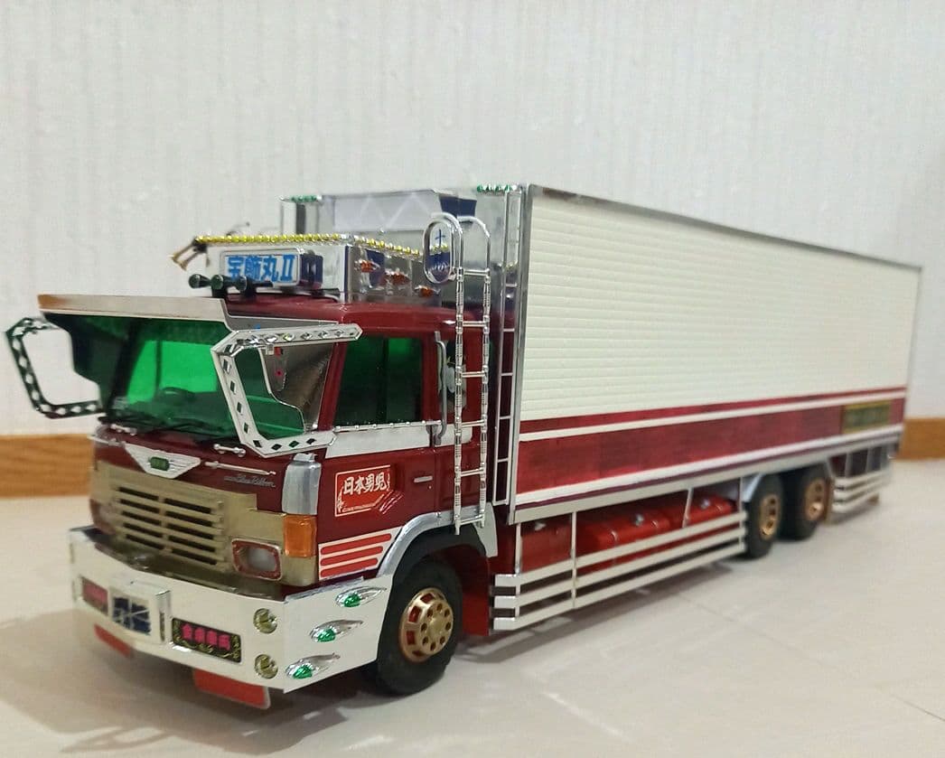 アオシマ1/32　デコトラプラモデル完成品 日野スーパードルフィン