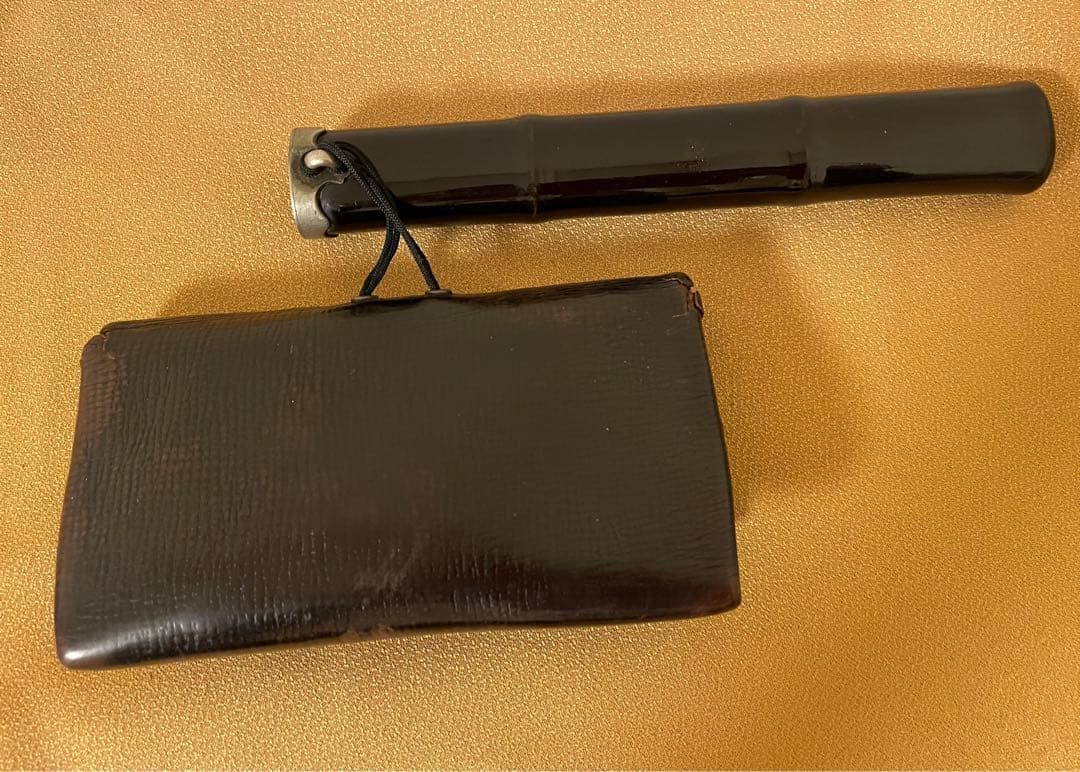 日本製アンティーク　キセル筒付き革製タバコ入れ
