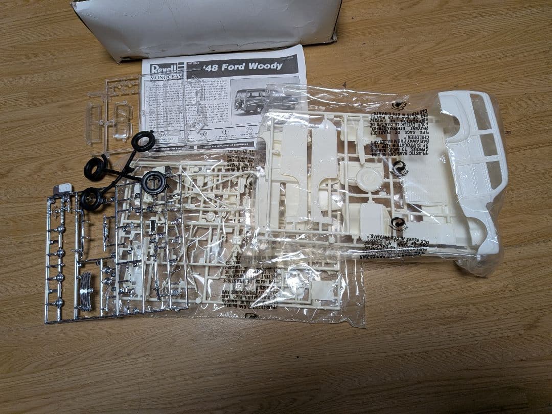Revell 48 Ford Woody プラモデル箱はボロボロ中身は未開封です