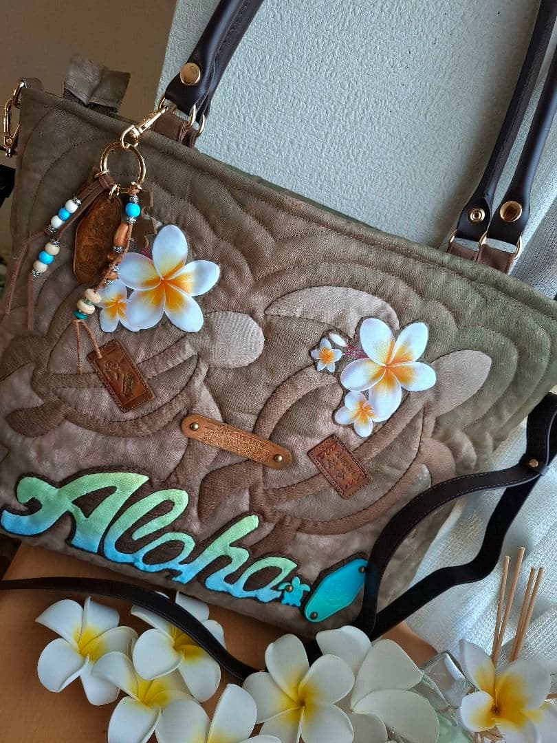 ハワイアンキルトバッグ　2WAYファスナー　ホヌ　ブルーロゴ　　革タグチャーム付