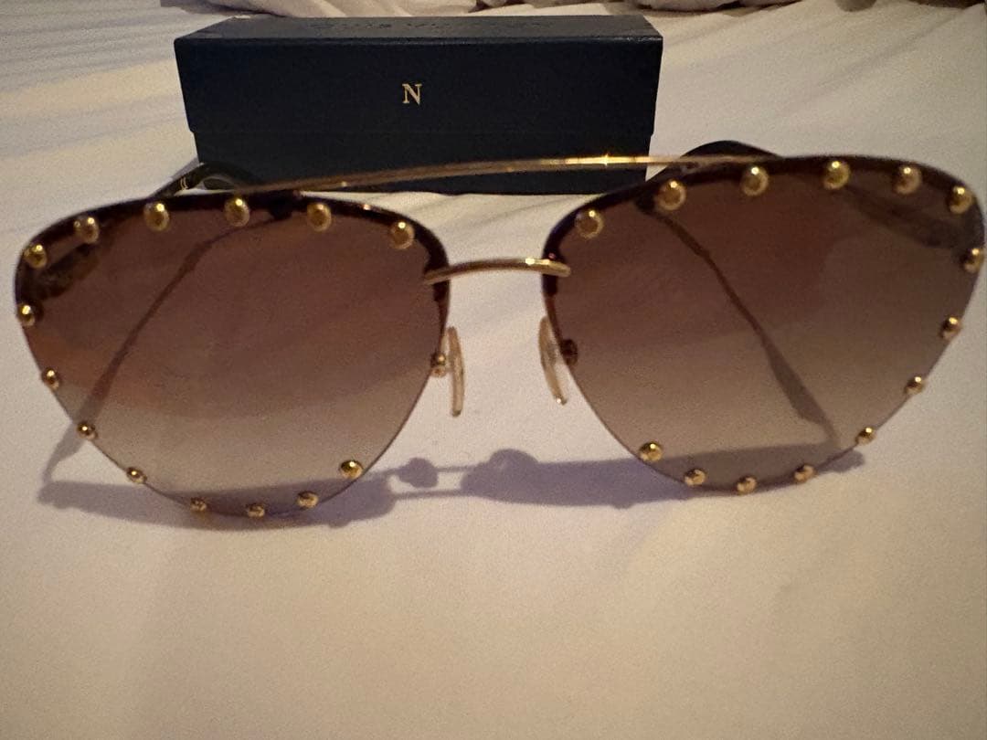 LOUIS VUITTON スタッズ付きティアドロップサングラス